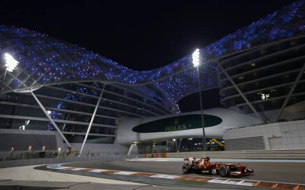 Si accendono le luci per illuminare la notte di Abu Dhabi. Ap